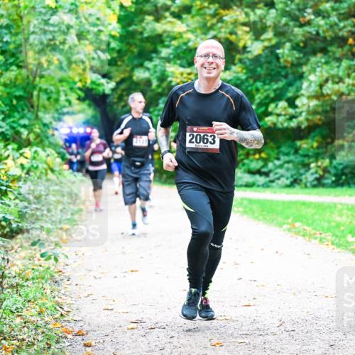 12.10.2025 - Bramfelder Halbmarathon 2025 Dr. Thomas Lammeyer http://msf.ph/oto/9353730 12.10.2025 10:48:01 Laufen 2063 meine-sportfotos.de