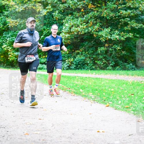 12.10.2025 - Bramfelder Halbmarathon 2025 Dr. Thomas Lammeyer http://msf.ph/oto/9353838 12.10.2025 10:48:22 Laufen 047, 2001, 2062, 2451 meine-sportfotos.de