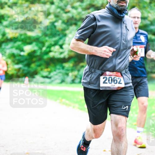 12.10.2025 - Bramfelder Halbmarathon 2025 Dr. Thomas Lammeyer http://msf.ph/oto/9353848 12.10.2025 10:48:24 Laufen 2062 meine-sportfotos.de