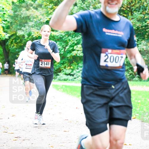 12.10.2025 - Bramfelder Halbmarathon 2025 Dr. Thomas Lammeyer http://msf.ph/oto/9353892 12.10.2025 10:48:32 Laufen 2713, 2141, 2007, 2 meine-sportfotos.de