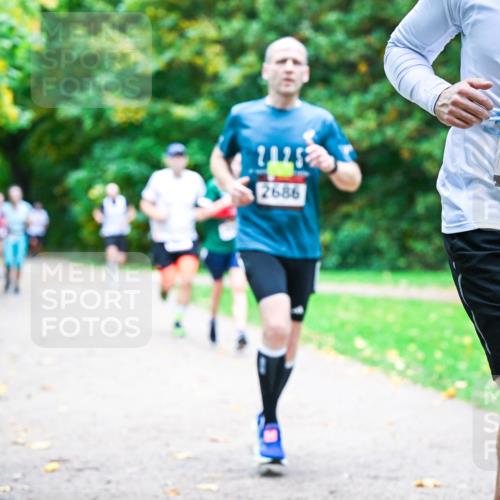 12.10.2025 - Bramfelder Halbmarathon 2025 Dr. Thomas Lammeyer http://msf.ph/oto/9353911 12.10.2025 10:48:36 Laufen 2425, 2686, 34, 2713 meine-sportfotos.de