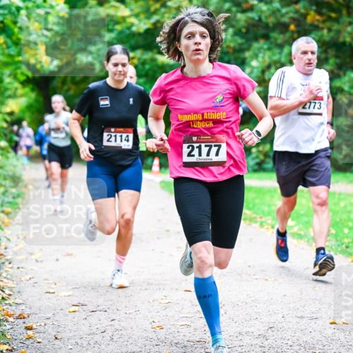 12.10.2025 - Bramfelder Halbmarathon 2025 Dr. Thomas Lammeyer http://msf.ph/oto/9353971 12.10.2025 10:48:47 Laufen 2114, 2773, 34, 2177 meine-sportfotos.de