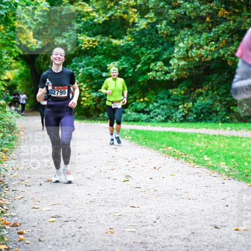 12.10.2025 - Bramfelder Halbmarathon 2025 Dr. Thomas Lammeyer http://msf.ph/oto/9354045 12.10.2025 10:48:59 Laufen 2795, 2433, 2581 meine-sportfotos.de