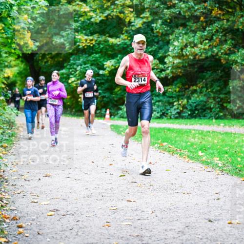 12.10.2025 - Bramfelder Halbmarathon 2025 Dr. Thomas Lammeyer http://msf.ph/oto/9354134 12.10.2025 10:49:19 Laufen 2095, 3273, 2314 meine-sportfotos.de