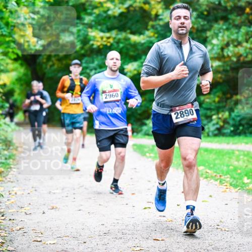 12.10.2025 - Bramfelder Halbmarathon 2025 Dr. Thomas Lammeyer http://msf.ph/oto/9354246 12.10.2025 10:49:40 Laufen 2834, 2960, 2890 meine-sportfotos.de