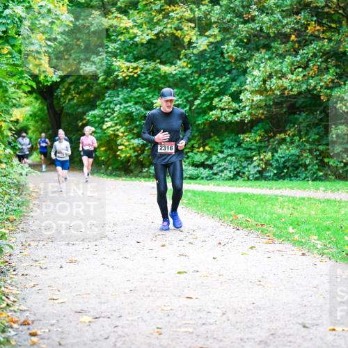 12.10.2025 - Bramfelder Halbmarathon 2025 Dr. Thomas Lammeyer http://msf.ph/oto/9354302 12.10.2025 10:49:50 Laufen 2316 meine-sportfotos.de