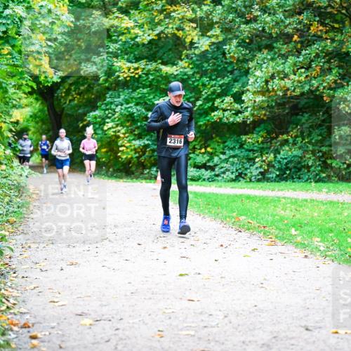 12.10.2025 - Bramfelder Halbmarathon 2025 Dr. Thomas Lammeyer http://msf.ph/oto/9354303 12.10.2025 10:49:50 Laufen 2316 meine-sportfotos.de