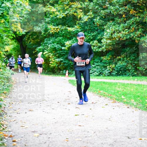 12.10.2025 - Bramfelder Halbmarathon 2025 Dr. Thomas Lammeyer http://msf.ph/oto/9354306 12.10.2025 10:49:50 Laufen 2316 meine-sportfotos.de