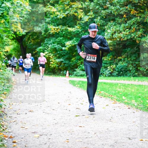 12.10.2025 - Bramfelder Halbmarathon 2025 Dr. Thomas Lammeyer http://msf.ph/oto/9354310 12.10.2025 10:49:51 Laufen 2316 meine-sportfotos.de
