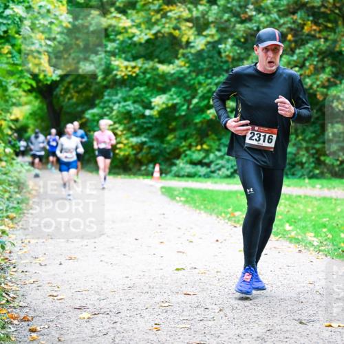 12.10.2025 - Bramfelder Halbmarathon 2025 Dr. Thomas Lammeyer http://msf.ph/oto/9354315 12.10.2025 10:49:51 Laufen 2316 meine-sportfotos.de