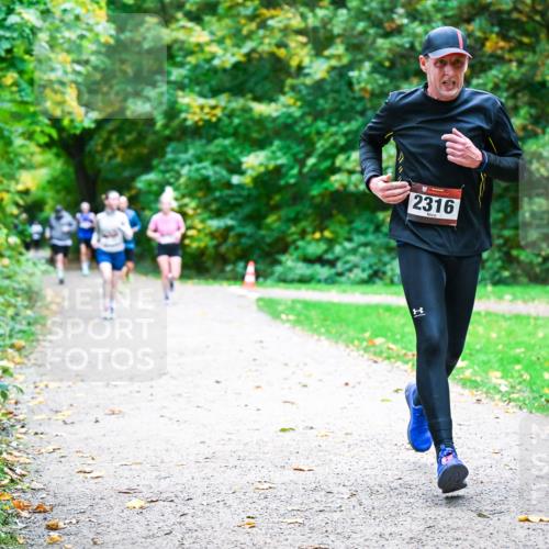 12.10.2025 - Bramfelder Halbmarathon 2025 Dr. Thomas Lammeyer http://msf.ph/oto/9354316 12.10.2025 10:49:52 Laufen 2316 meine-sportfotos.de