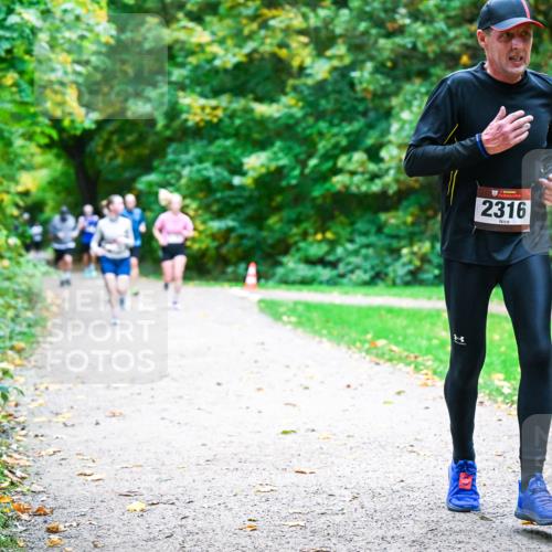 12.10.2025 - Bramfelder Halbmarathon 2025 Dr. Thomas Lammeyer http://msf.ph/oto/9354318 12.10.2025 10:49:52 Laufen 2316 meine-sportfotos.de