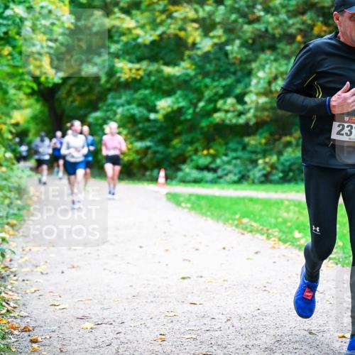 12.10.2025 - Bramfelder Halbmarathon 2025 Dr. Thomas Lammeyer http://msf.ph/oto/9354319 12.10.2025 10:49:52 Laufen 2316 meine-sportfotos.de
