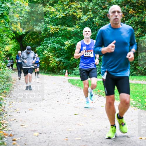 12.10.2025 - Bramfelder Halbmarathon 2025 Dr. Thomas Lammeyer http://msf.ph/oto/9354368 12.10.2025 10:50:00 Laufen 2472, 2554 meine-sportfotos.de