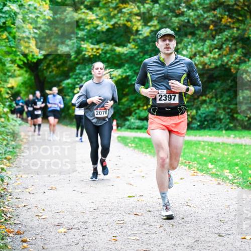 12.10.2025 - Bramfelder Halbmarathon 2025 Dr. Thomas Lammeyer http://msf.ph/oto/9354442 12.10.2025 10:50:16 Laufen 2070, 94, 2397 meine-sportfotos.de