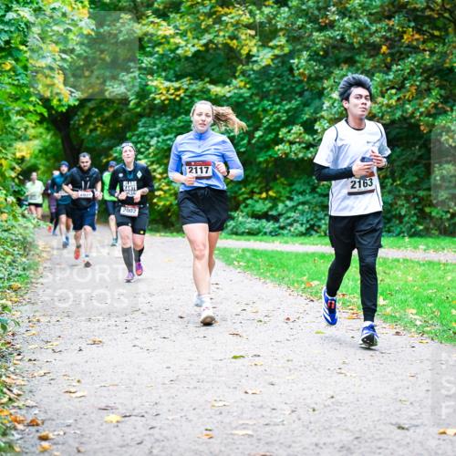 12.10.2025 - Bramfelder Halbmarathon 2025 Dr. Thomas Lammeyer http://msf.ph/oto/9354470 12.10.2025 10:50:21 Laufen 2657, 2117, 2002, 2163 meine-sportfotos.de