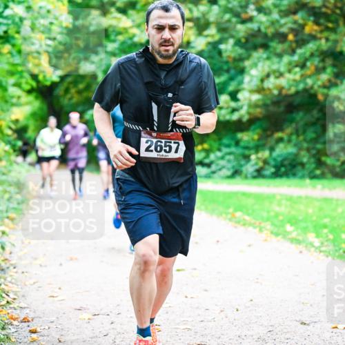 12.10.2025 - Bramfelder Halbmarathon 2025 Dr. Thomas Lammeyer http://msf.ph/oto/9354504 12.10.2025 10:50:26 Laufen 2657 meine-sportfotos.de