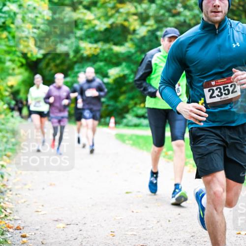 12.10.2025 - Bramfelder Halbmarathon 2025 Dr. Thomas Lammeyer http://msf.ph/oto/9354512 12.10.2025 10:50:28 Laufen 34, 2352 meine-sportfotos.de