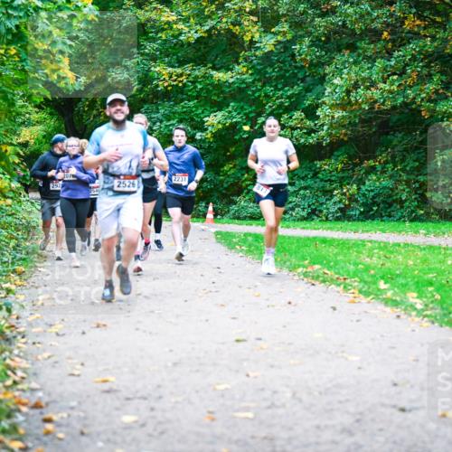 12.10.2025 - Bramfelder Halbmarathon 2025 Dr. Thomas Lammeyer http://msf.ph/oto/9354709 12.10.2025 10:51:11 Laufen 292, 207, 2231, 813, 2526, 2540 meine-sportfotos.de