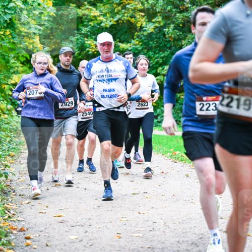 12.10.2025 - Bramfelder Halbmarathon 2025 Dr. Thomas Lammeyer http://msf.ph/oto/9354730 12.10.2025 10:51:15 Laufen 2076, 2929, 2540, 05, 11, 2023, 24, 2623, 2232219 meine-sportfotos.de