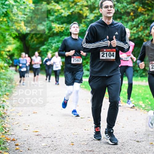 12.10.2025 - Bramfelder Halbmarathon 2025 Dr. Thomas Lammeyer http://msf.ph/oto/9354772 12.10.2025 10:51:22 Laufen 2567, 2104, 2152 meine-sportfotos.de