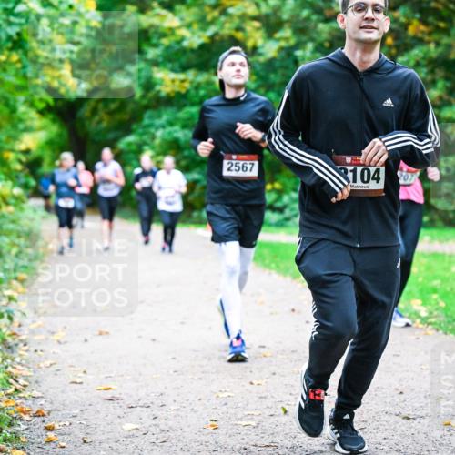 12.10.2025 - Bramfelder Halbmarathon 2025 Dr. Thomas Lammeyer http://msf.ph/oto/9354774 12.10.2025 10:51:22 Laufen 2567, 104, 2152 meine-sportfotos.de