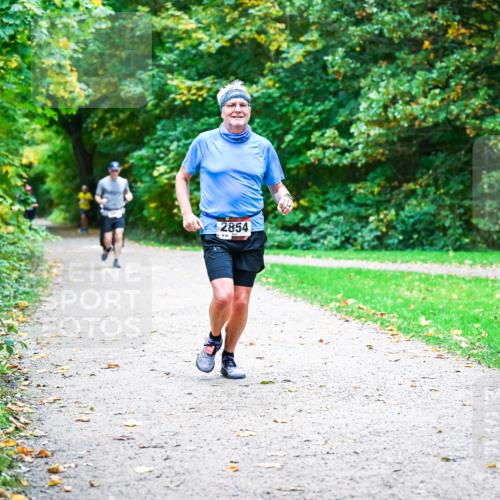 12.10.2025 - Bramfelder Halbmarathon 2025 Dr. Thomas Lammeyer http://msf.ph/oto/9354867 12.10.2025 10:51:39 Laufen 2854, 856 meine-sportfotos.de