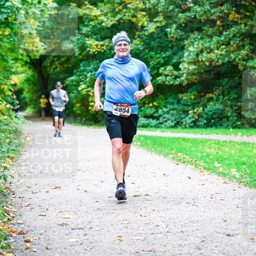 12.10.2025 - Bramfelder Halbmarathon 2025 Dr. Thomas Lammeyer http://msf.ph/oto/9354868 12.10.2025 10:51:39 Laufen 2854, 856 meine-sportfotos.de