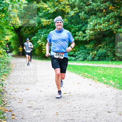 12.10.2025 - Bramfelder Halbmarathon 2025 Dr. Thomas Lammeyer http://msf.ph/oto/9354869 12.10.2025 10:51:39 Laufen 2854, 856 meine-sportfotos.de