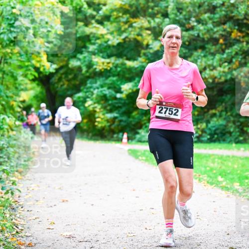 12.10.2025 - Bramfelder Halbmarathon 2025 Dr. Thomas Lammeyer http://msf.ph/oto/9355055 12.10.2025 10:52:32 Laufen 2752, 2379 meine-sportfotos.de