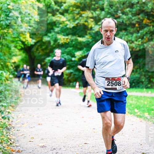 12.10.2025 - Bramfelder Halbmarathon 2025 Dr. Thomas Lammeyer http://msf.ph/oto/9355200 12.10.2025 10:52:58 Laufen 2508, 10, 296, 8 meine-sportfotos.de