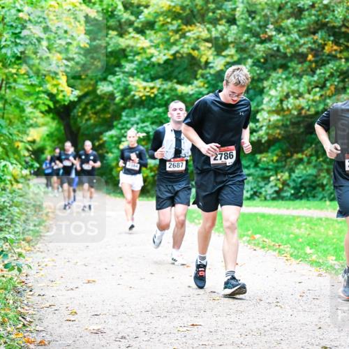 12.10.2025 - Bramfelder Halbmarathon 2025 Dr. Thomas Lammeyer http://msf.ph/oto/9355216 12.10.2025 10:53:01 Laufen 2687, 2786, 2680 meine-sportfotos.de