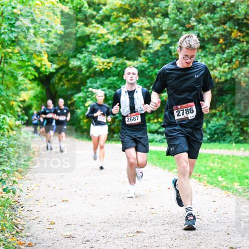 12.10.2025 - Bramfelder Halbmarathon 2025 Dr. Thomas Lammeyer http://msf.ph/oto/9355219 12.10.2025 10:53:01 Laufen 2687, 2786, 70, 2680 meine-sportfotos.de