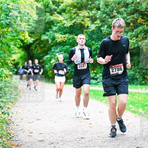 12.10.2025 - Bramfelder Halbmarathon 2025 Dr. Thomas Lammeyer http://msf.ph/oto/9355220 12.10.2025 10:53:01 Laufen 2687, 2786, 70, 268 meine-sportfotos.de