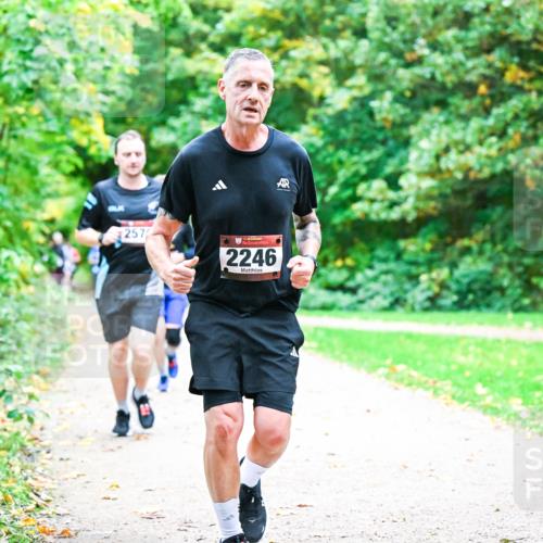 12.10.2025 - Bramfelder Halbmarathon 2025 Dr. Thomas Lammeyer http://msf.ph/oto/9355259 12.10.2025 10:53:07 Laufen 257, 34, 2246 meine-sportfotos.de