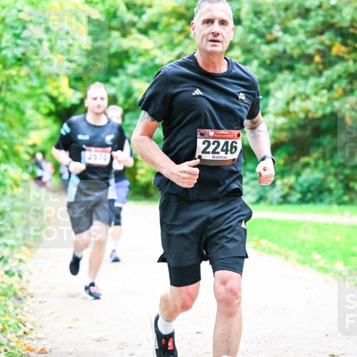 12.10.2025 - Bramfelder Halbmarathon 2025 Dr. Thomas Lammeyer http://msf.ph/oto/9355261 12.10.2025 10:53:08 Laufen 2570, 34, 2246 meine-sportfotos.de