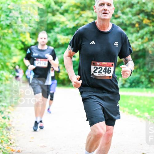 12.10.2025 - Bramfelder Halbmarathon 2025 Dr. Thomas Lammeyer http://msf.ph/oto/9355262 12.10.2025 10:53:08 Laufen 2570, 34, 2246 meine-sportfotos.de