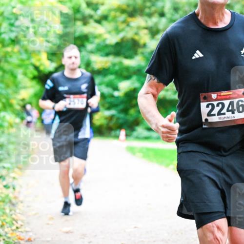 12.10.2025 - Bramfelder Halbmarathon 2025 Dr. Thomas Lammeyer http://msf.ph/oto/9355263 12.10.2025 10:53:08 Laufen 2570, 34, 2246 meine-sportfotos.de