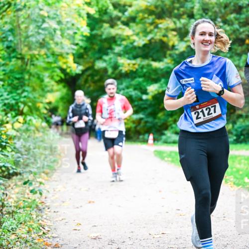 12.10.2025 - Bramfelder Halbmarathon 2025 Dr. Thomas Lammeyer http://msf.ph/oto/9355311 12.10.2025 10:53:20 Laufen 2127, 34, 2125 meine-sportfotos.de