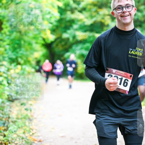 12.10.2025 - Bramfelder Halbmarathon 2025 Dr. Thomas Lammeyer http://msf.ph/oto/9355507 12.10.2025 10:53:58 Laufen 34, 2216 meine-sportfotos.de