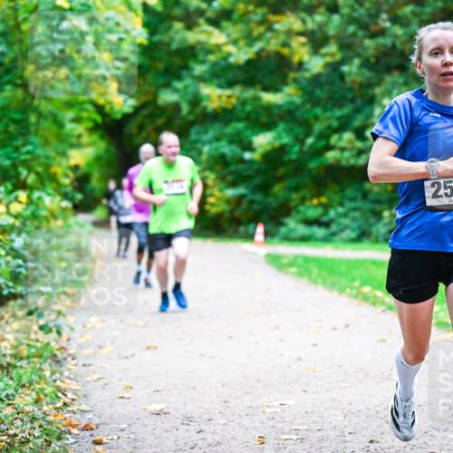 12.10.2025 - Bramfelder Halbmarathon 2025 Dr. Thomas Lammeyer http://msf.ph/oto/9355792 12.10.2025 10:54:51 Laufen 2593 meine-sportfotos.de