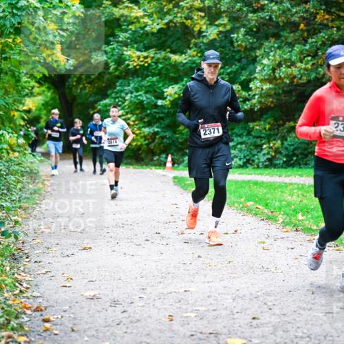 12.10.2025 - Bramfelder Halbmarathon 2025 Dr. Thomas Lammeyer http://msf.ph/oto/9356006 12.10.2025 10:55:31 Laufen 2818, 2371, 2394 meine-sportfotos.de