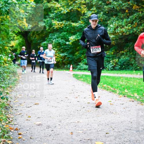 12.10.2025 - Bramfelder Halbmarathon 2025 Dr. Thomas Lammeyer http://msf.ph/oto/9356008 12.10.2025 10:55:32 Laufen 2371, 2394 meine-sportfotos.de