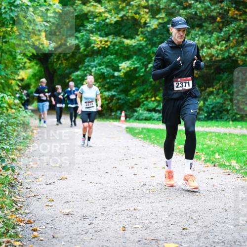 12.10.2025 - Bramfelder Halbmarathon 2025 Dr. Thomas Lammeyer http://msf.ph/oto/9356010 12.10.2025 10:55:32 Laufen 2818, 2371, 2 meine-sportfotos.de