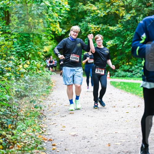 12.10.2025 - Bramfelder Halbmarathon 2025 Dr. Thomas Lammeyer http://msf.ph/oto/9356057 12.10.2025 10:55:43 Laufen 2811, 2101, 05 meine-sportfotos.de