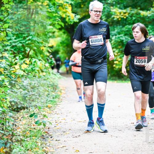 12.10.2025 - Bramfelder Halbmarathon 2025 Dr. Thomas Lammeyer http://msf.ph/oto/9356234 12.10.2025 10:56:22 Laufen 154, 2059, 333, 2351 meine-sportfotos.de