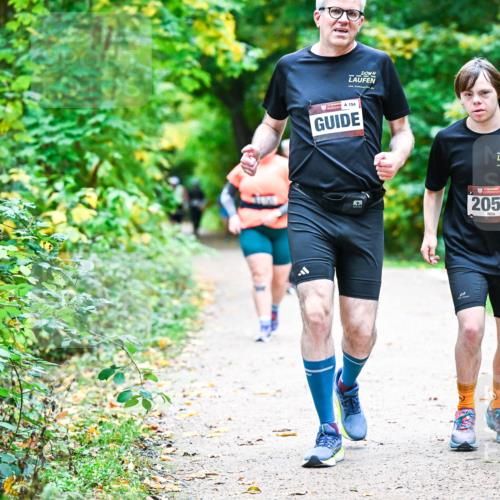 12.10.2025 - Bramfelder Halbmarathon 2025 Dr. Thomas Lammeyer http://msf.ph/oto/9356236 12.10.2025 10:56:23 Laufen 2059, 2333, 105 meine-sportfotos.de