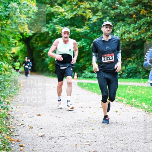 12.10.2025 - Bramfelder Halbmarathon 2025 Dr. Thomas Lammeyer http://msf.ph/oto/9356304 12.10.2025 10:56:39 Laufen 2323, 2324 meine-sportfotos.de