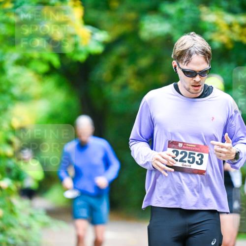 12.10.2025 - Bramfelder Halbmarathon 2025 Dr. Thomas Lammeyer http://msf.ph/oto/9356506 12.10.2025 10:57:33 Laufen 34, 2253 meine-sportfotos.de