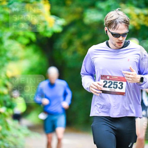 12.10.2025 - Bramfelder Halbmarathon 2025 Dr. Thomas Lammeyer http://msf.ph/oto/9356507 12.10.2025 10:57:33 Laufen 34, 2253 meine-sportfotos.de